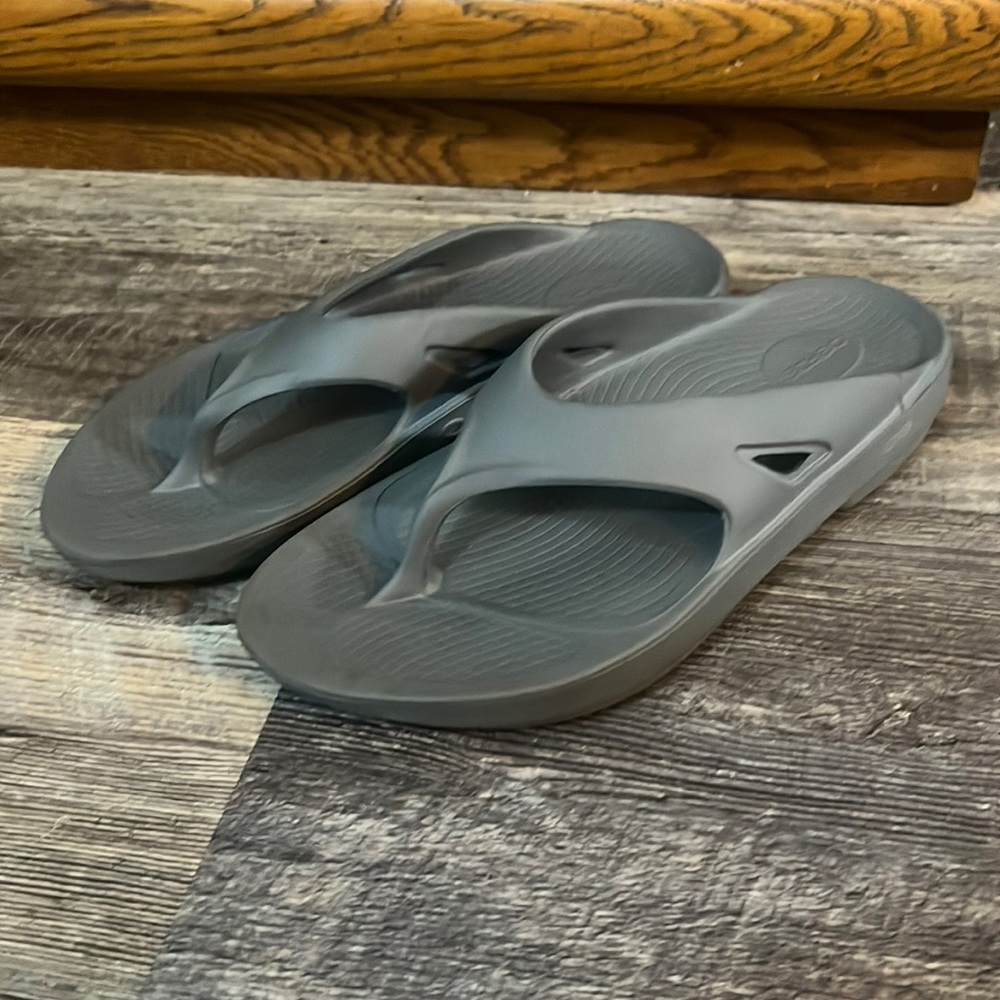 Men’s oofos flip flops size 10